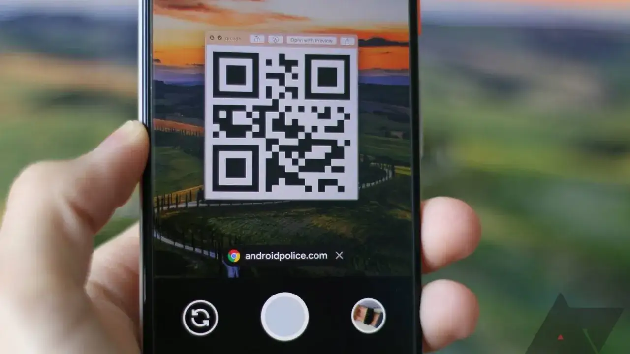 Telefon z aparatem skierowanym na kod QR. Widoczny przycisk do otwarcia linku. Tak łatwo zeskanować kod QR.