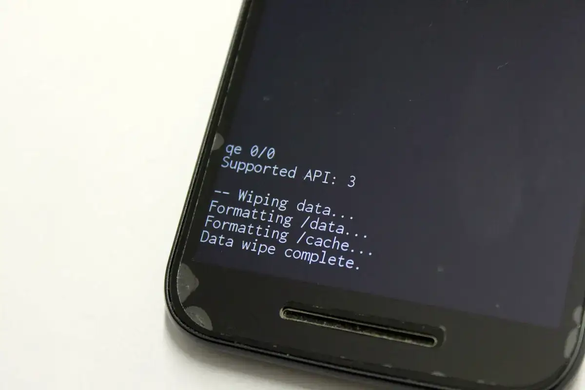 Ekran telefonu Motorola pokazuje proces czyszczenia danych. To część instrukcji, jak wyłączyć telefon Motorola, gdy potrzebne jest przywrócenie ustawień fabrycznych.
