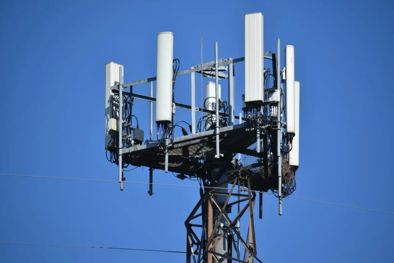 Wieża telekomunikacyjna z antenami, które zapewniają łączność cellular.