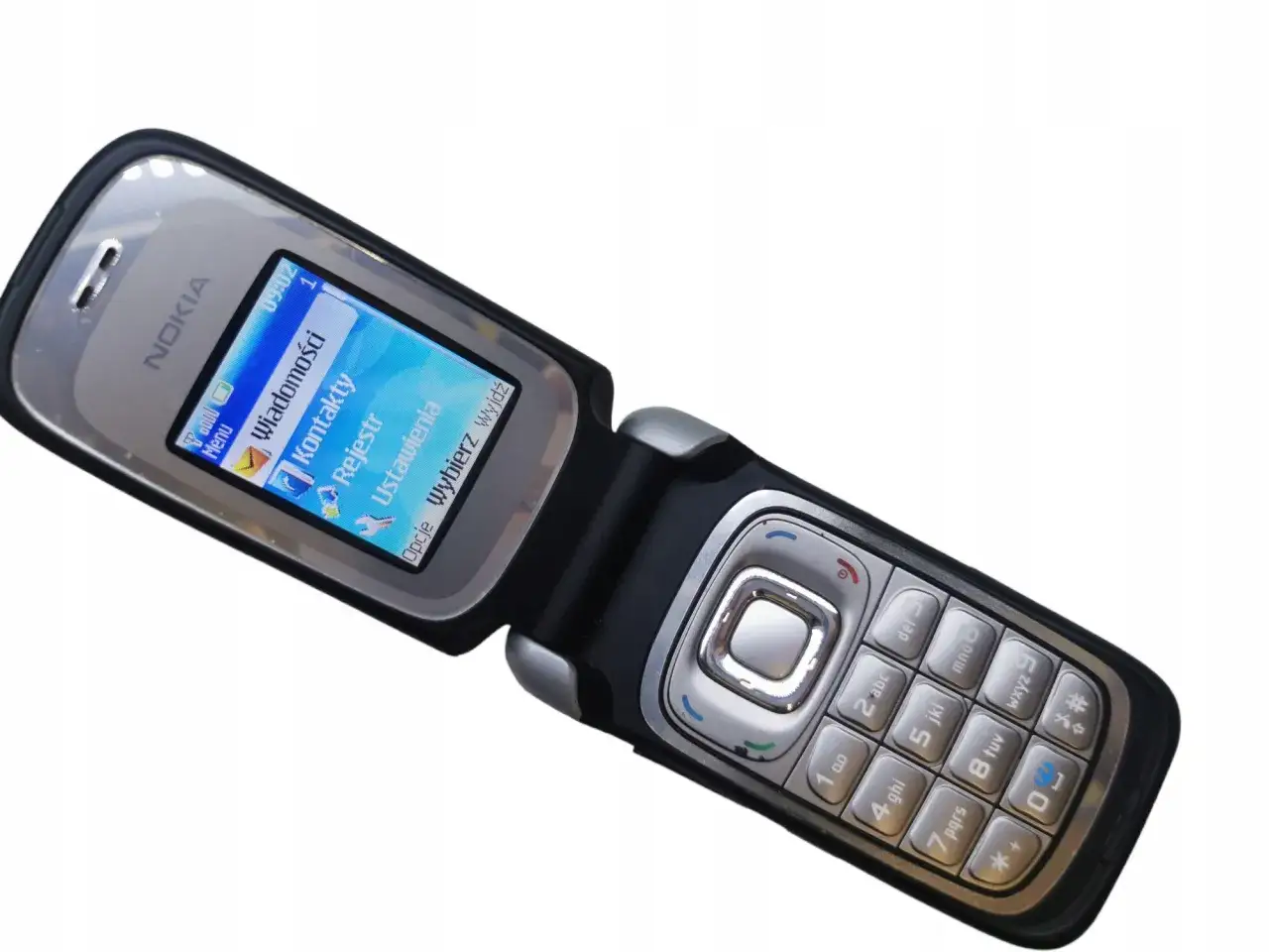 Otwarty telefon klapkowy Nokia, jeden z starszych modeli, z widocznym menu na ekranie.