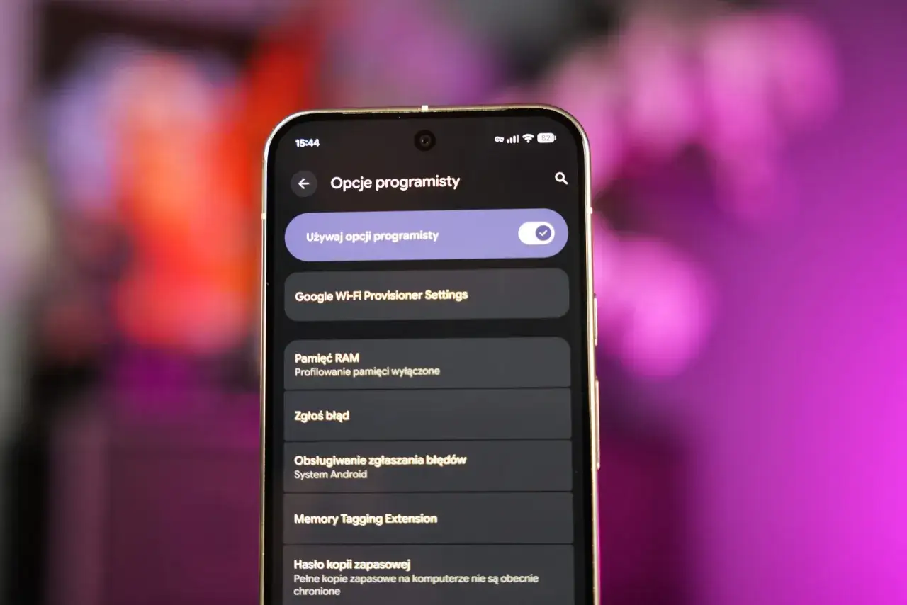 Ekran telefonu z opcjami programisty. Włączone