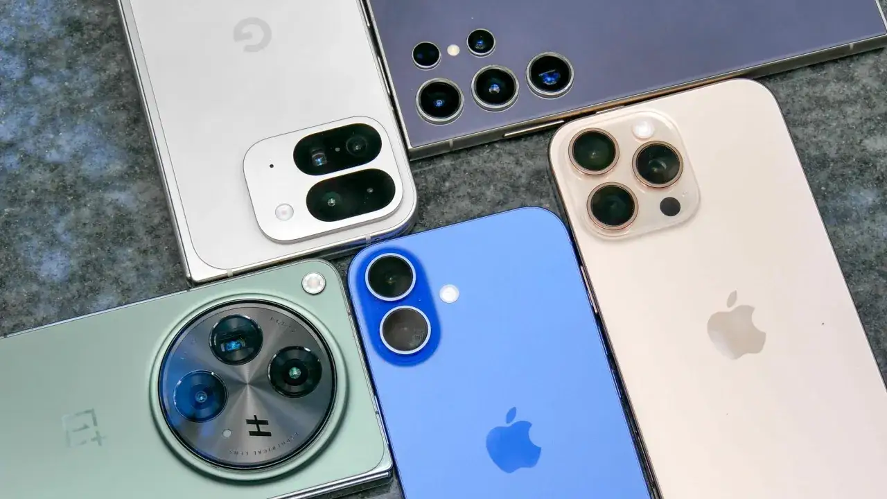 Który telefon ma najlepszy aparat? Na zdjęciu kilka flagowych modeli z imponującymi modułami aparatów, każdy z nich obiecuje świetne zdjęcia.