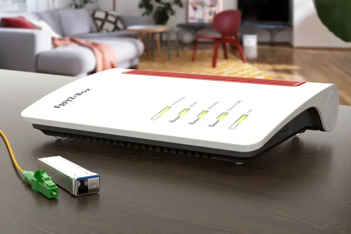 Router FRITZ!Box z zielonym światłowodem obok. Wszystkie diody świecą, ale brak internetu.