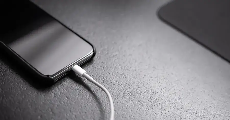 Zdjęcie Jak bezpiecznie wyczyścić port ładowania iPhone i uniknąć uszkodzeń – proste kroki