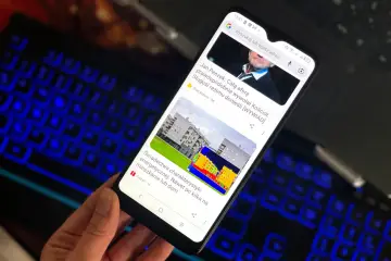 Smartfon wyświetla artykuły z Google Discover: wywiad z Janem Peszekiem i informacje o świadectwach energetycznych.