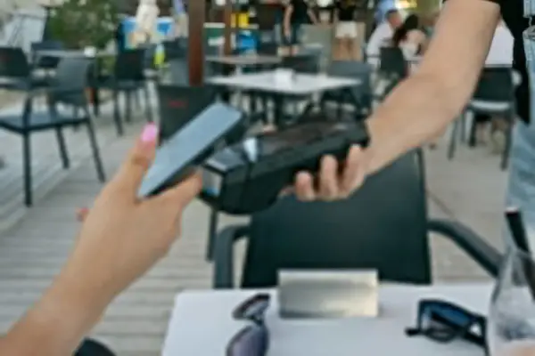 BLIK za granicą - Gdzie działa i jak płacić telefonem?