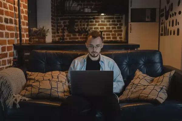 Jak zarabiać na sztucznej inteligencji: sprawdzone metody i narzędzia