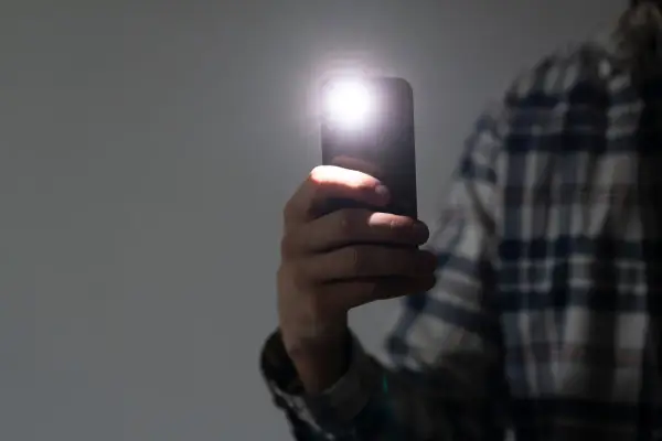 Latarka w telefonie - jak włączyć, naprawić i używać mądrze?