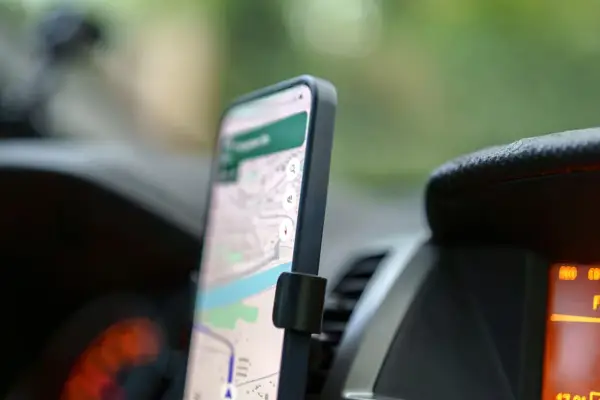 Najlepsza darmowa nawigacja na telefon - którą wybrać?