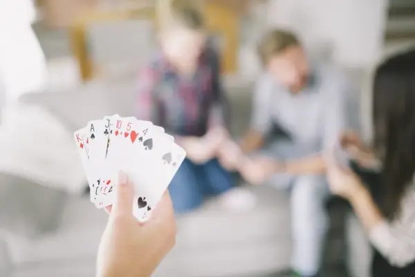 Psychologia gier karcianych – emocje, blef i decyzje