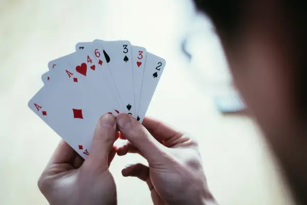 Jak grać w grę w 5 kart? Kompletny poradnik