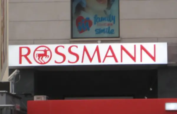 Czy Rossmann przyjmuje BLIK? Sprawdź, jak płacić w drogerii bez problemów