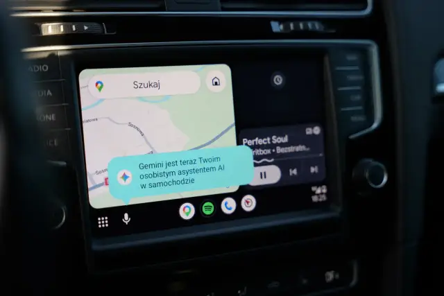 Nowa aktualizacja android auto z Gemini jako asystentem AI w samochodzie. Widok nawigacji i odtwarzacza muzyki.