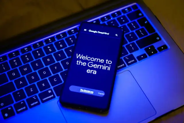 Telefon z napisem "Welcome to the Gemini era" leży na podświetlanej klawiaturze laptopa. To zapowiedź nowej ery sztucznej inteligencji, jakiej może dokonać bard.