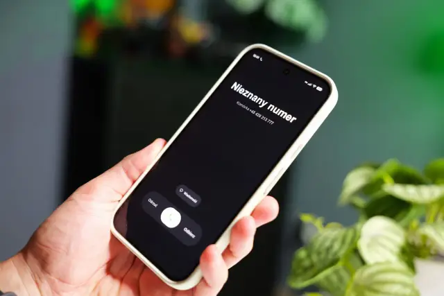 Dłoń trzyma telefon z ekranem pokazującym "Nieznany numer". Czy to numer 663 co to za numer?