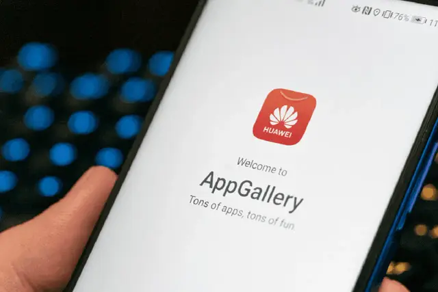 Ekran smartfona Huawei z logo AppGallery. Dostęp do aplikacji i rozrywki dzięki HMS Core.