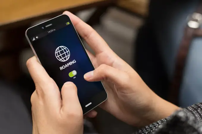 Roaming na Androidzie i iPhonie - jak go włączyć i nie przepłacić